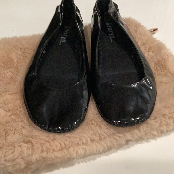 Taryn Rose Black Flats - Picture 1 of 3